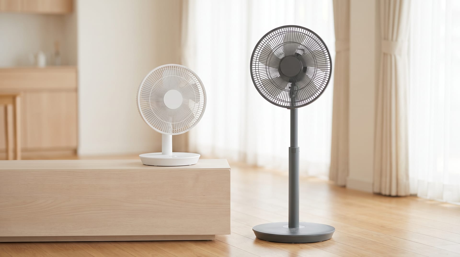 Ventilador de mesa sobre um móvel e ventilador de coluna apoiado no chão de uma sala.